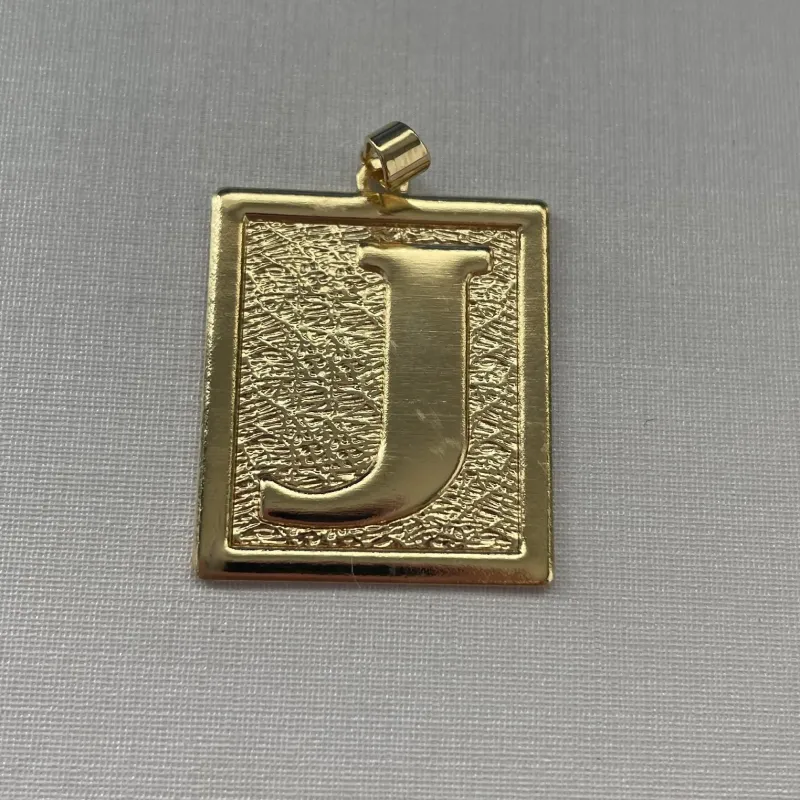 PINGENTE PLACA LETRA 'J'