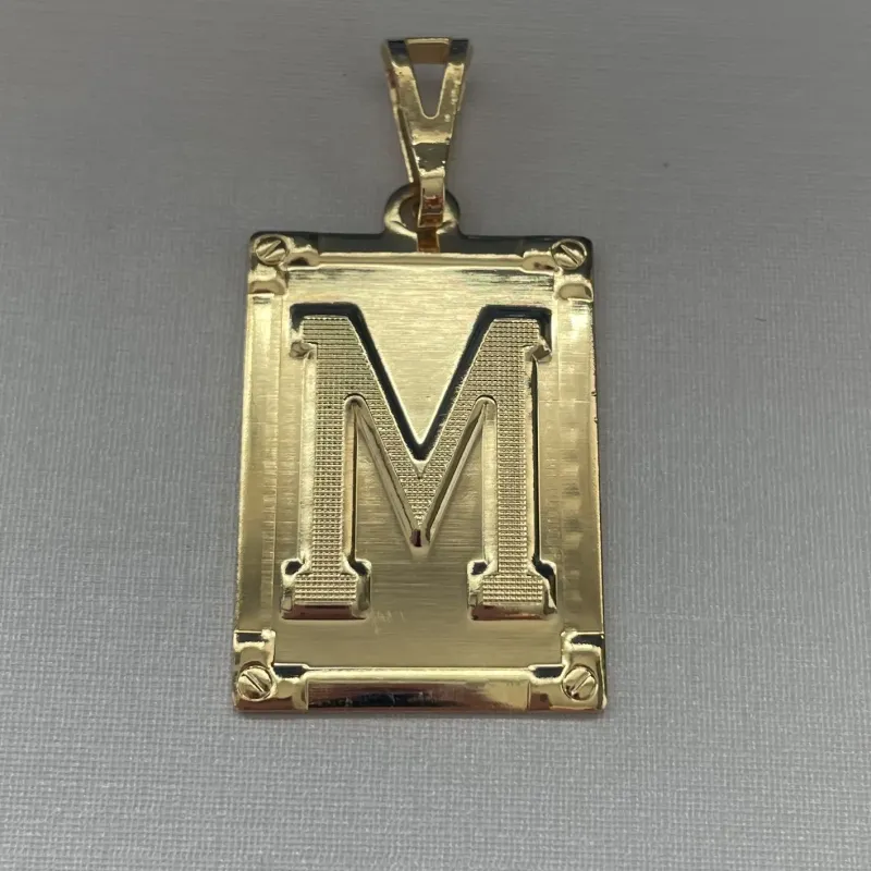 PINGENTE PLACA LETRA 'M'