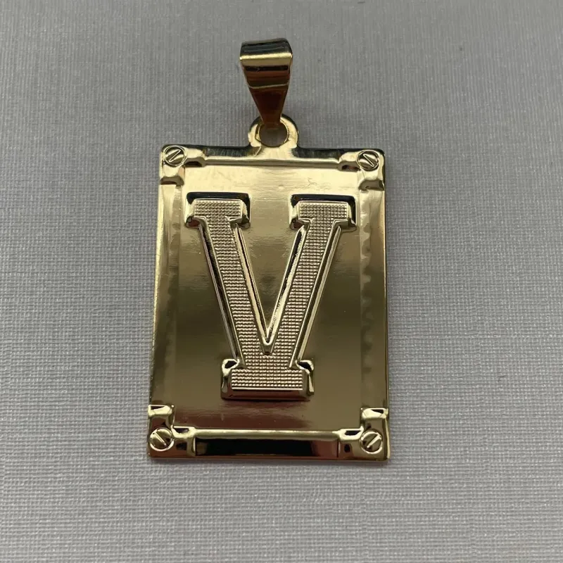 PINGENTE PLACA LETRA 'V'
