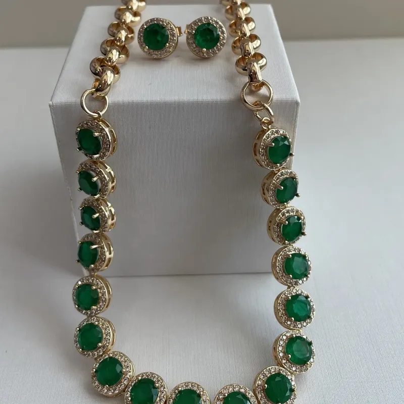 CONJUNTO PEDRAS FUSION CRAVEJADO VERDE ESMERALDA
