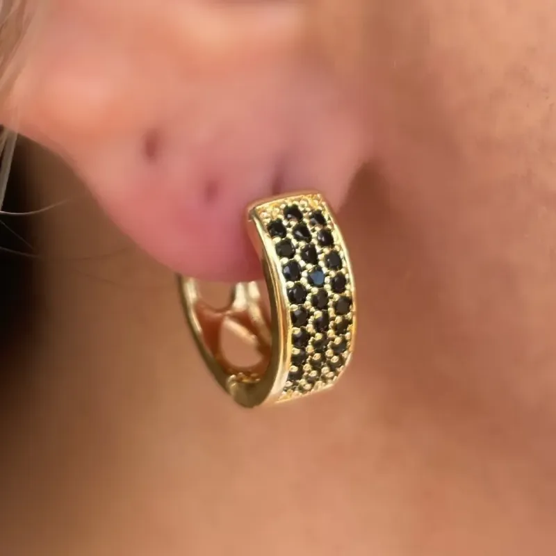 BRINCO ARGOLA CRAVEJADA ZIRCONIA NEGRA