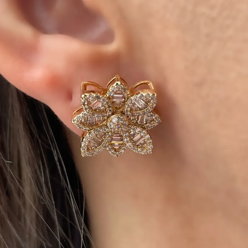 BRINCO LUXURY FLOR CRAVEJADA CRISTAL