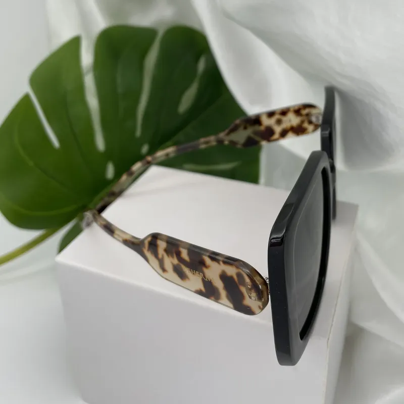 ÓCULOS DE SOL QUADRADO PRETO HASTE ANIMAL PRINT