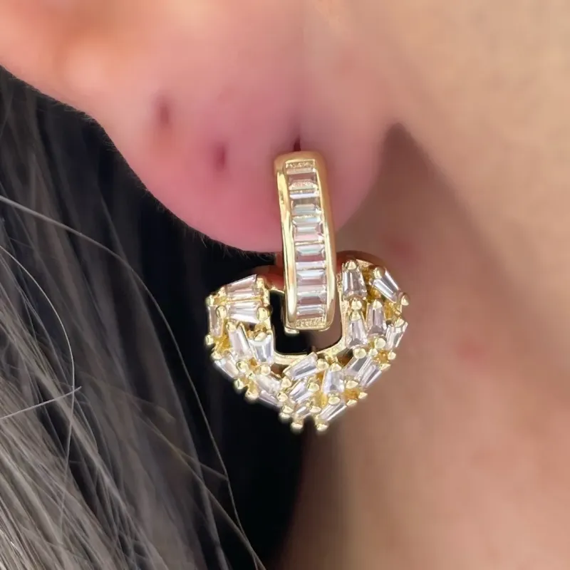 BRINCO ARGOLA COM CORAÇÃO ZIRCONIA TRAPEZIO