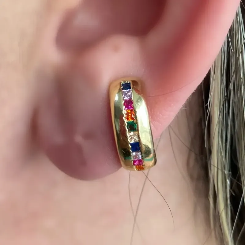 BRINCO EAR HOOK CRAVEJADO COLORS