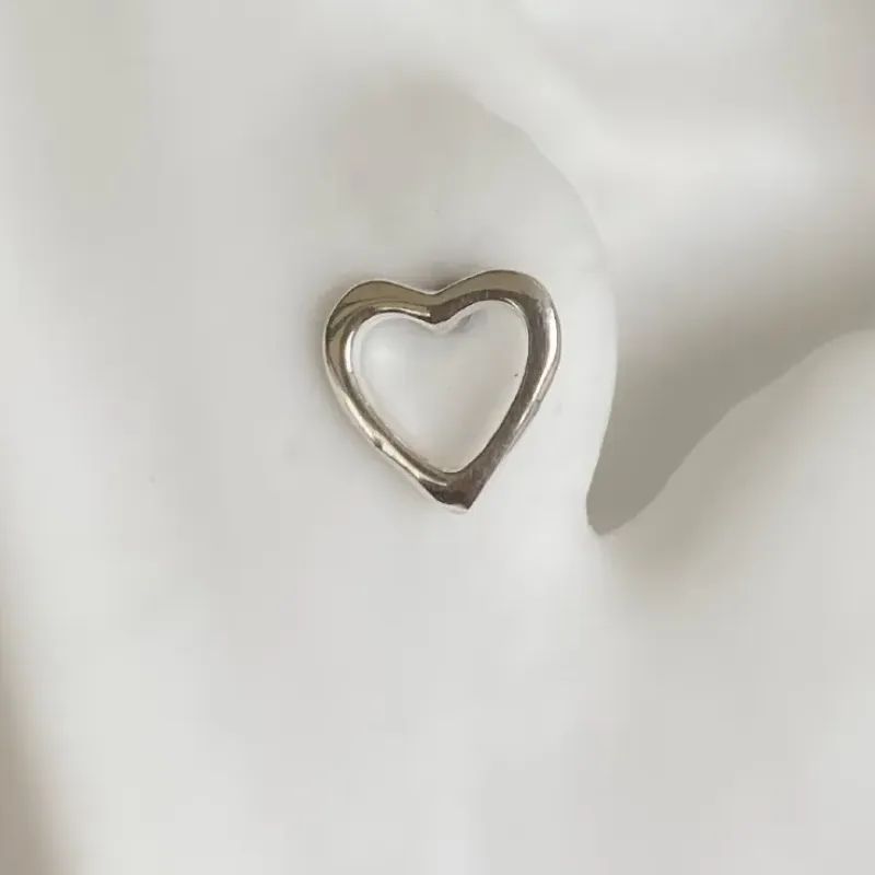 PIERCING PRATA CORAÇÃO VAZADO