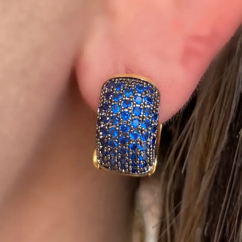 BRINCO ARGOLA CRAVEJADA ZIRCONIA AZUL PEQUENA