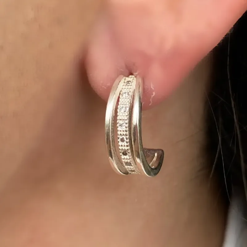 BRINCO PRATA MEIA ARGOLA COM ZIRCONAS