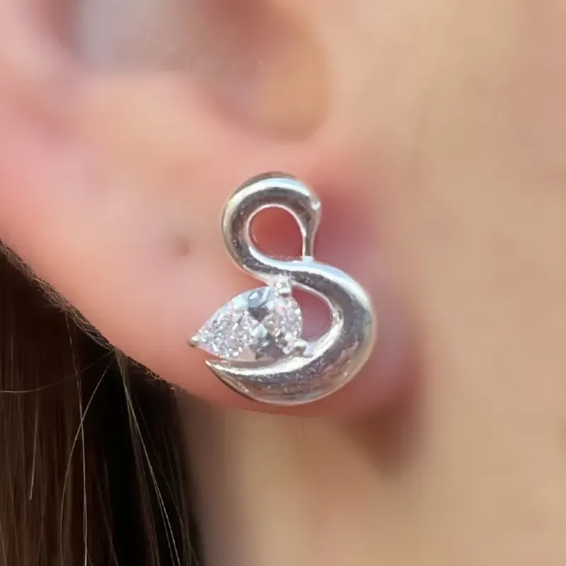 BRINCO PRATA CISNE COM ZIRCONIA CRISTAL
