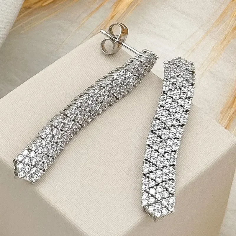 BRINCO TRIÂNGULOS CRAVEJADOS RÓDIO BRANCO