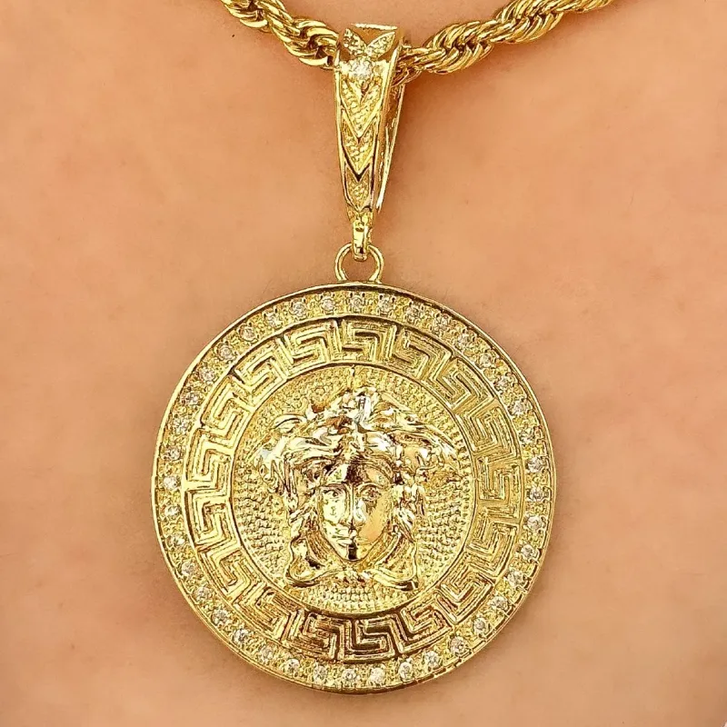 PINGENTE CRAVEJADO INSPIRAÇÃO VERSACE