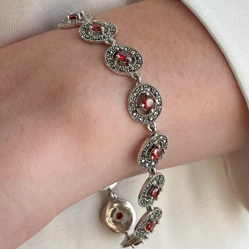 PULSEIRA PRATA BALI MARCASSITAS E PEDRAS RUBI