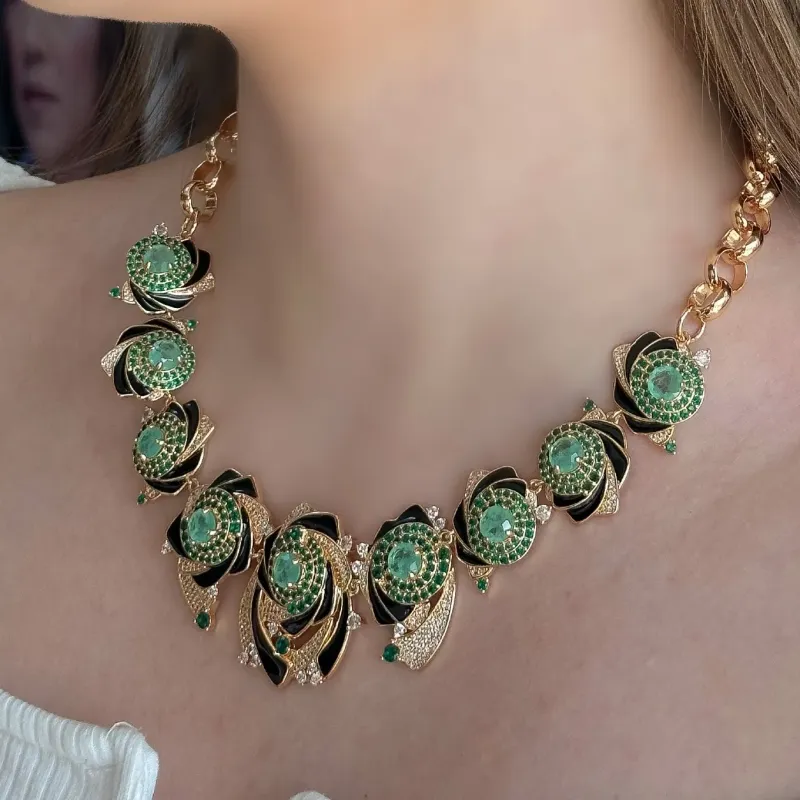 COLAR LUXURY FLOR CRAVEJADA ESMERALDA