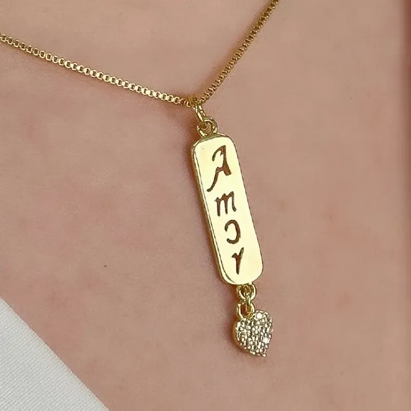 GARGANTILHA PLACA AMOR COM CORAÇÃO CRAVEJADO