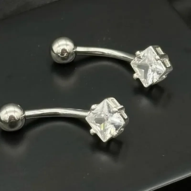 PIERCING PRATA PONTO DE LUZ QUADRADO