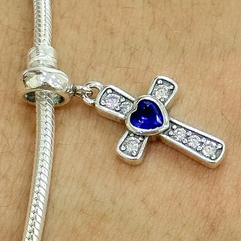 BERLOQUE PRATA CRUZ CRAVEJADA AZUL SAFIRA