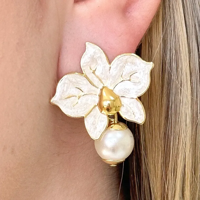 BRINCO FLOR ORQUIDEA RESINADA COM PEROLA