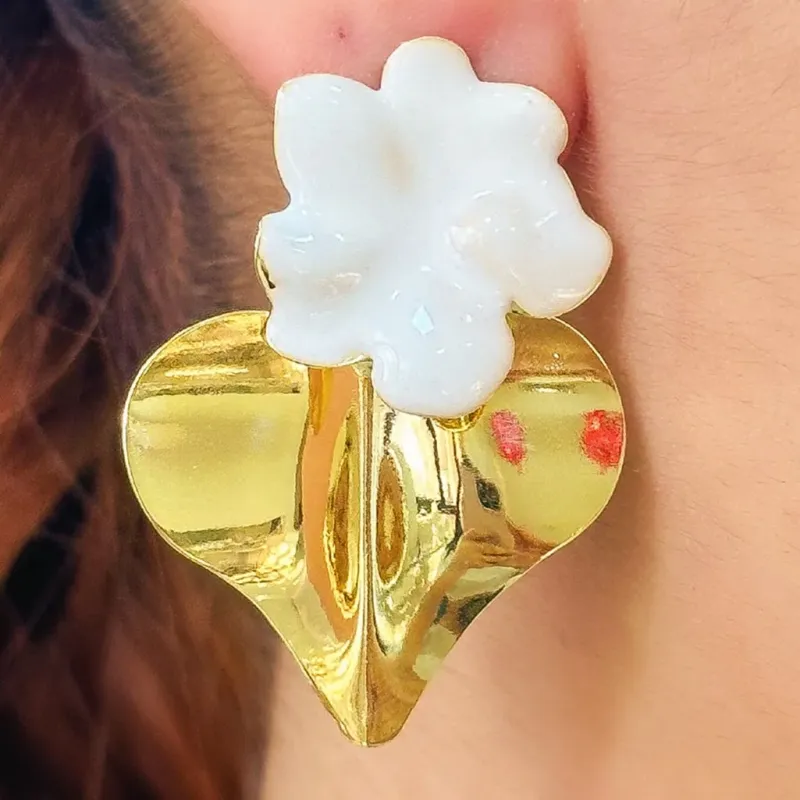 BRINCO FLOR COM CORAÇÃO LISO ESMALTADO ESMALTADO BRANCO