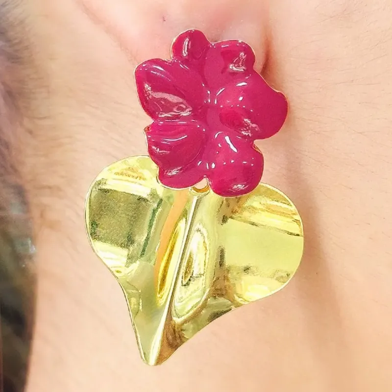 BRINCO FLOR COM CORAÇÃO LISO ESMALTADO ESMALTADO MARSALA