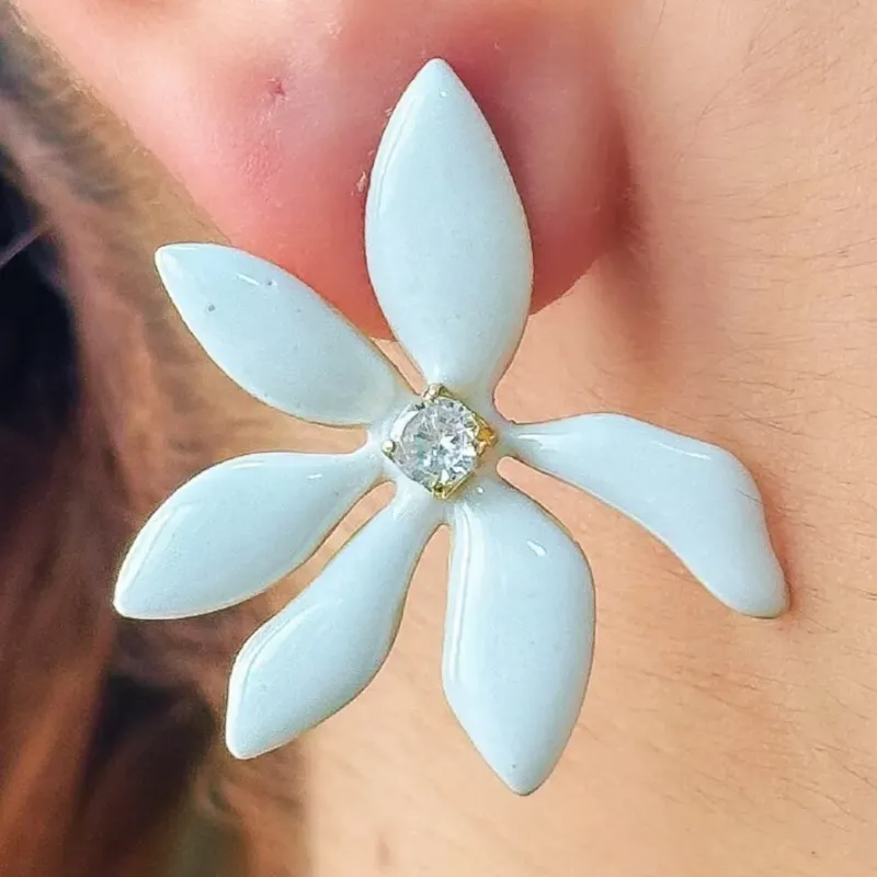 BRINCO FLOR COM PEDRA ESMALTADO BRANCO