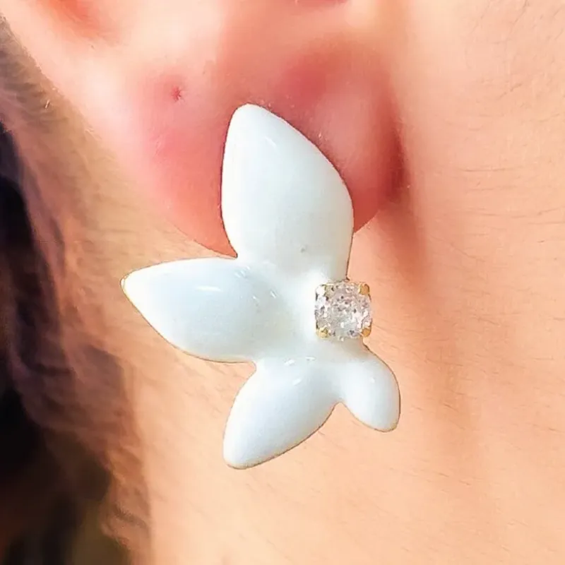BRINCO FLOR COM PEDRA ESMALTADO BRANCO