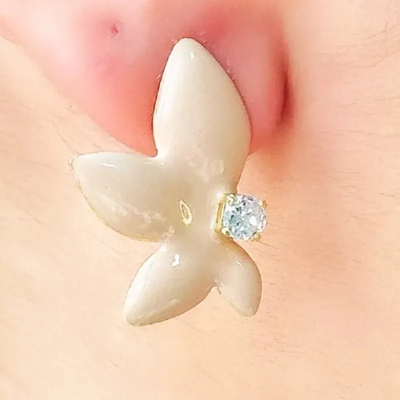 BRINCO FLOR COM PEDRA ESMALTADO NUDE