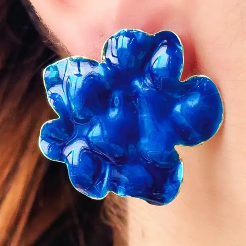 BRINCO FLOR ESMALTADA AZUL MARINHO