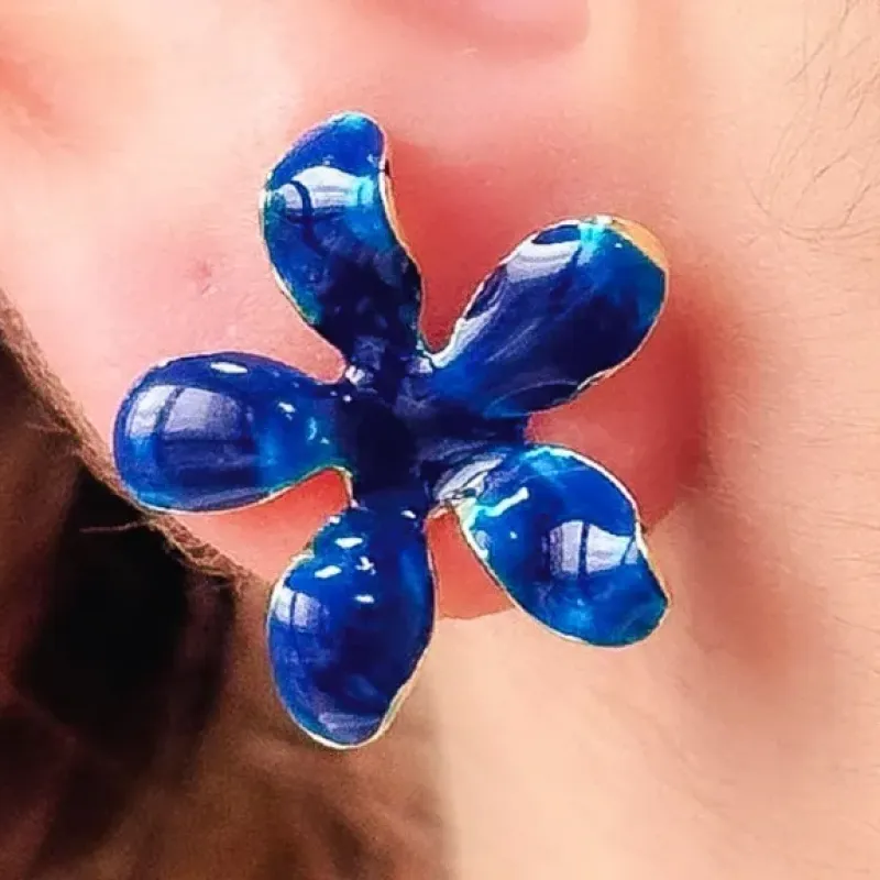 BRINCO FLOR ESMALTADA AZUL MARINHO