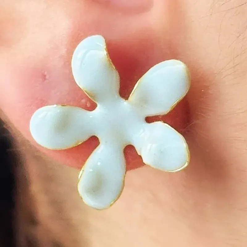 BRINCO FLOR ESMALTADA BRANCO
