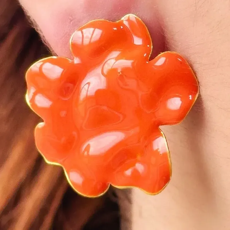 BRINCO FLOR ESMALTADA LARANJA