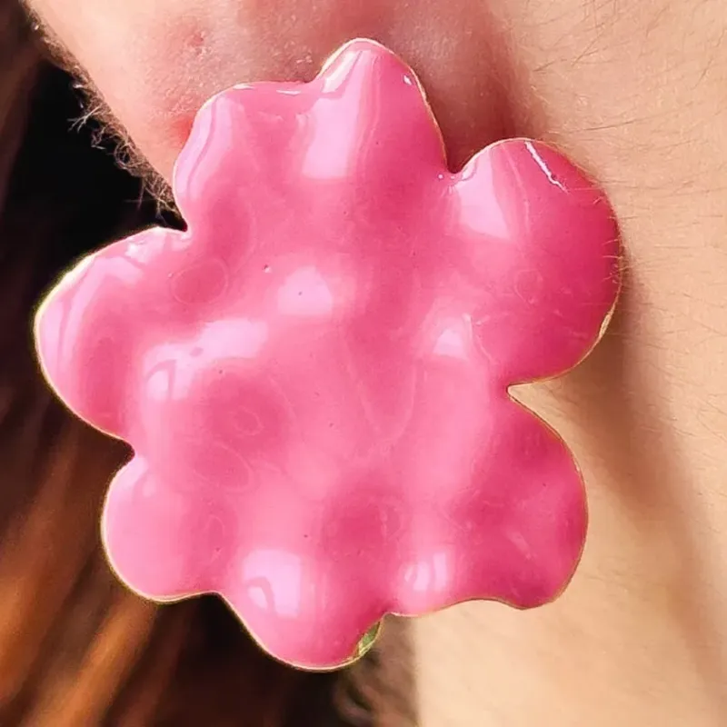 BRINCO FLOR ESMALTADA ROSA