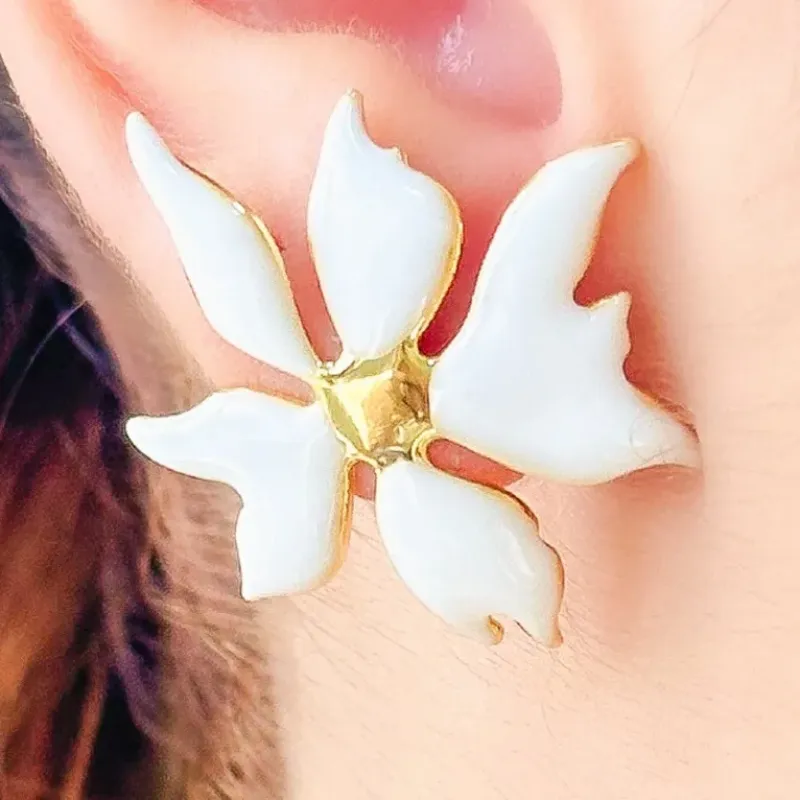 BRINCO FLOR ESMALTADO BRANCO