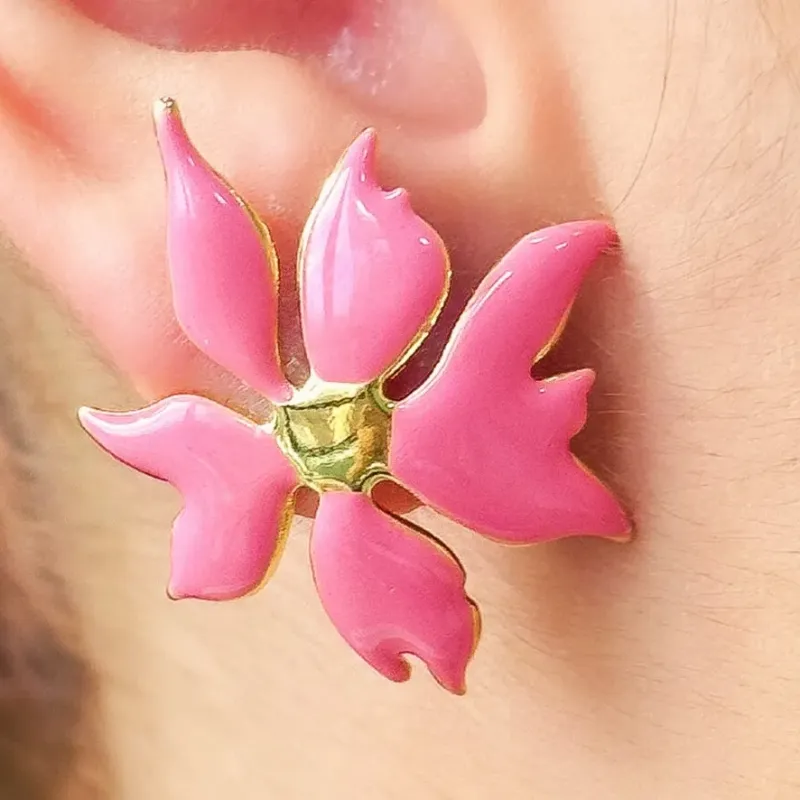 BRINCO FLOR ESMALTADO ROSA