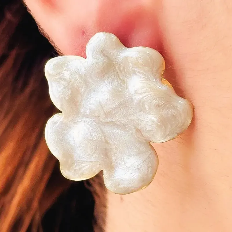 BRINCO FLOR PEROLADA ESMALTADO
