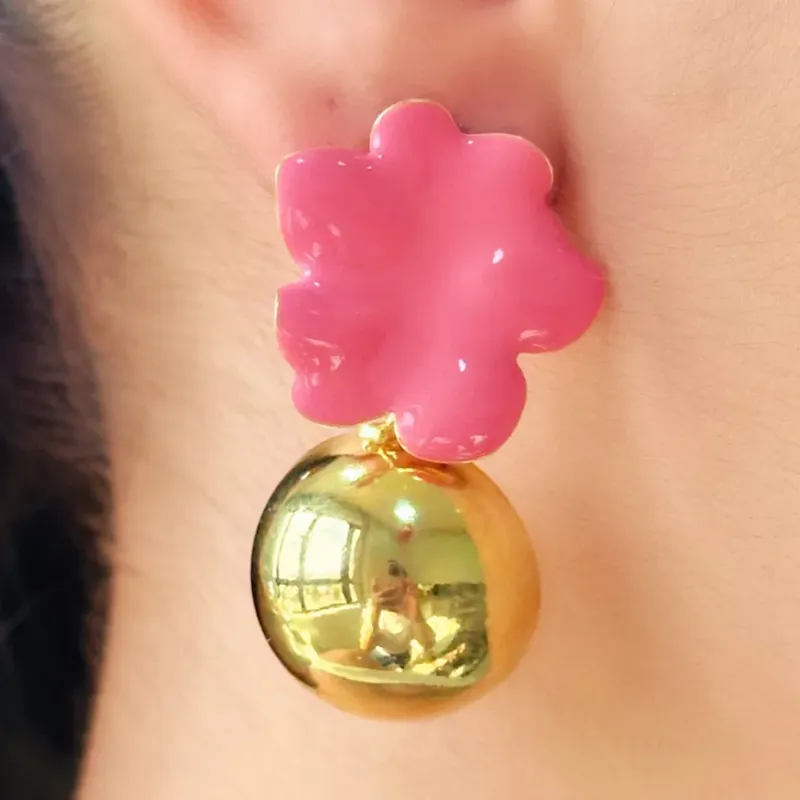 BRINCO FLOR ROSA ESMALTADO COM ESFERA