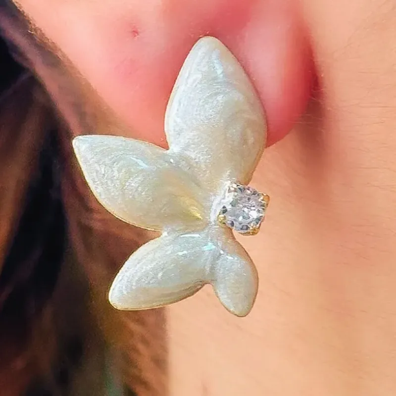 BRINCO FLOR COM PEDRA ESMALTADO MARMORE