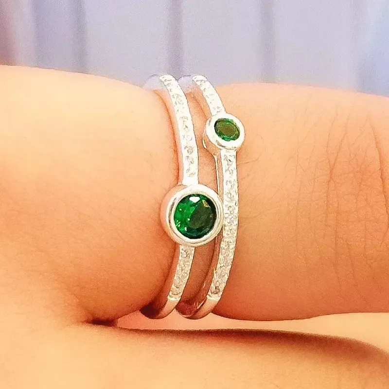 ANEL PRATA DUPLO CRAVEJADO COM PEDRAS VERDE ESMERALDA