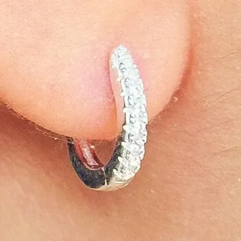 BRINCO PRATA ARGOLA CRAVEJADA FINA