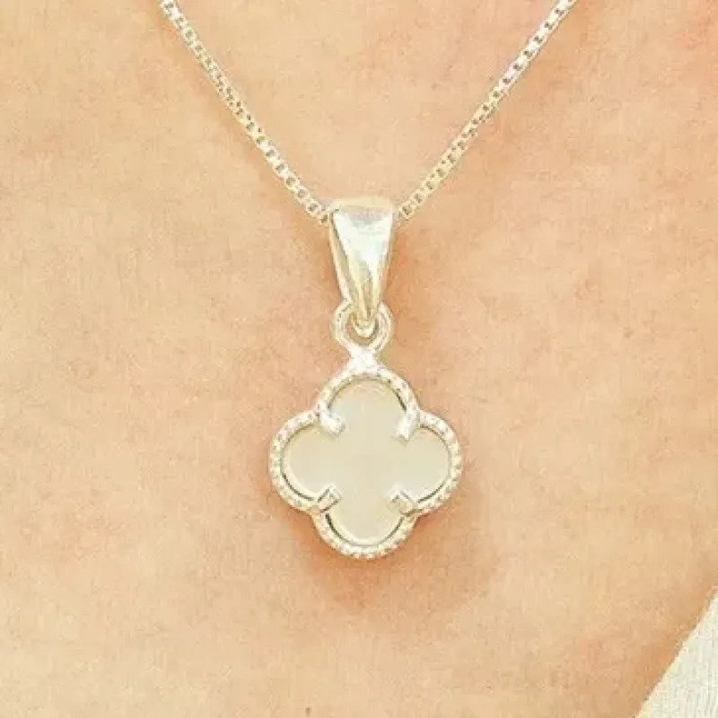 GARGANTILHA PRATA ALHAMBRA VAN CLEEF MADRE PEROLA