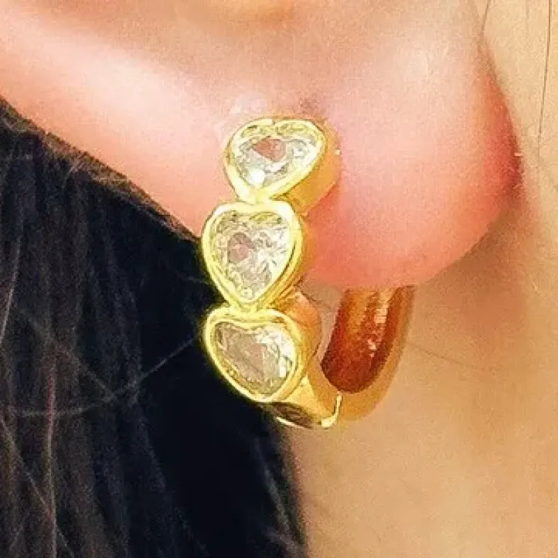 BRINCO ARGOLA 3 CORAÇÕES ZIRCONIA CRISTAL