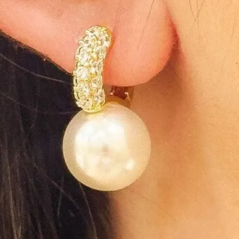BRINCO ARGOLA CRAVEJADA COM PEROLA