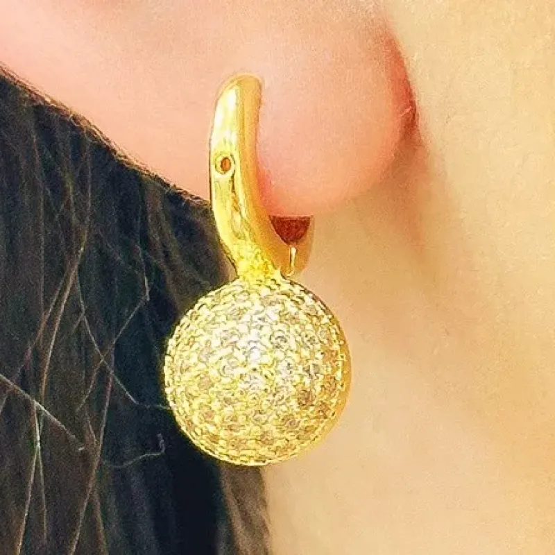 BRINCO ARGOLA MEIA BOLA CRAVEJADA
