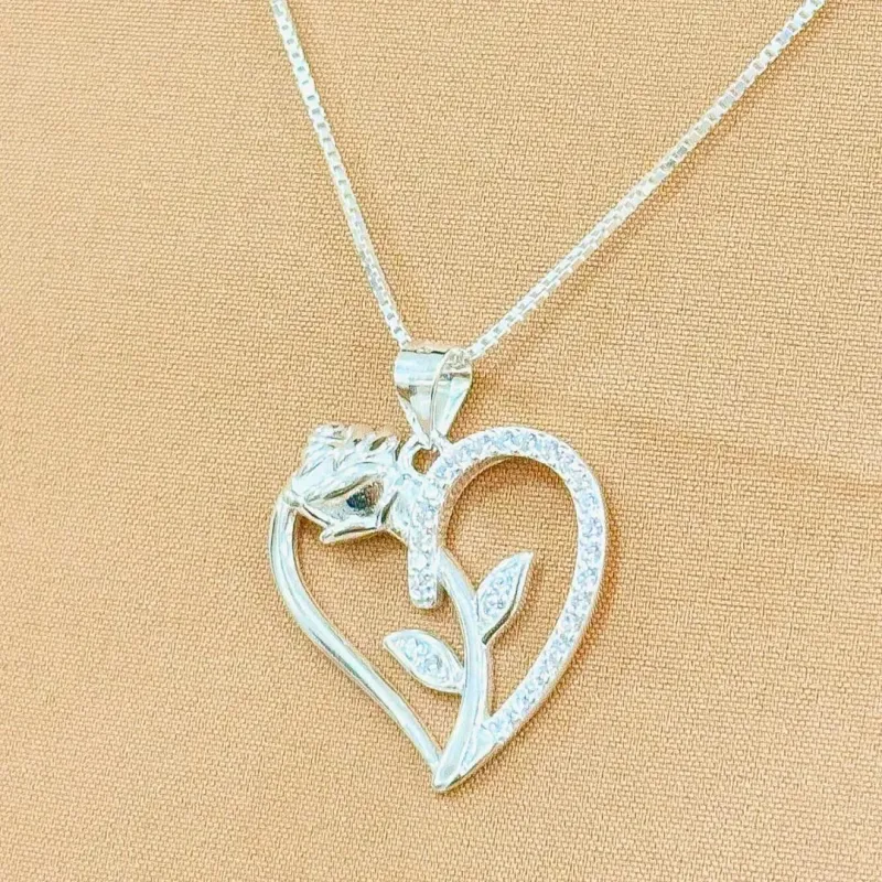 GARGANTILHA PRATA CORAÇÃO COM ROSA CRAVEJADO