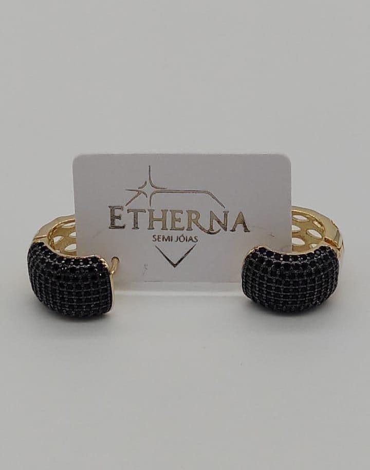 BRINCO ARGOLA CRAVEJADA LARGA ZIRCONIA NEGRA