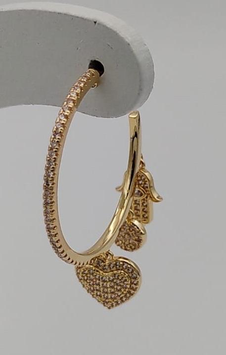 BRINCO ARGOLA COM CORAÇÃO E MÃO DE MARIA CRAVEJADOS
