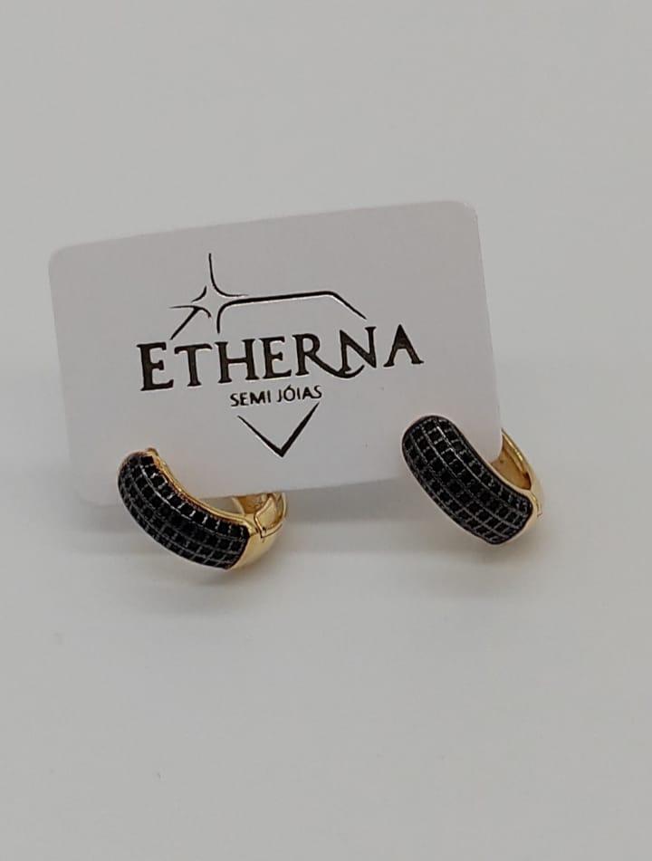 BRINCO ARGOLA CRAVEJADA ZIRCONIA NEGRA