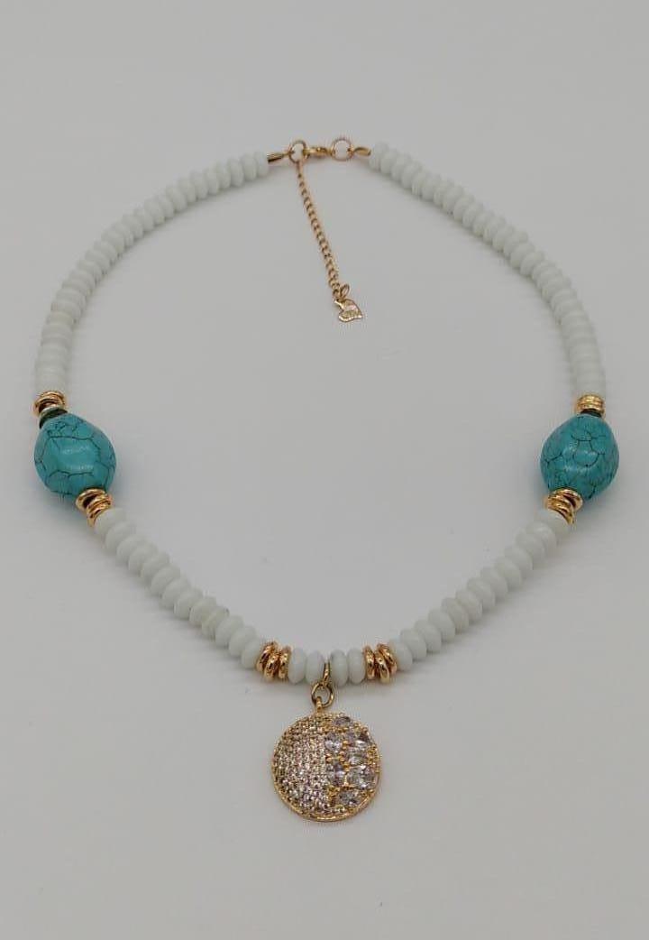 COLAR PEDRA HOWLITA VERDE COM MEDALHA CRAVEJADA