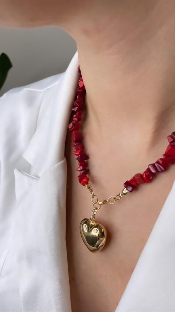 COLAR PEDRA CASCALHO CULTIVADO VERMELHO COM CORAÇÃO