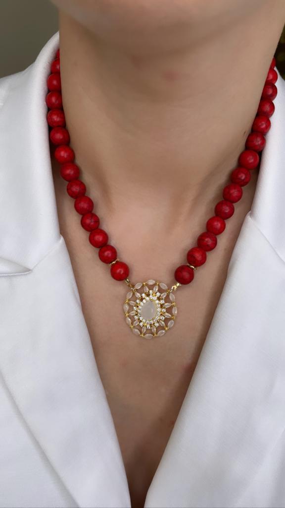 COLAR PEDRA HOWLITA VERMELHA COM PINGENTE GOTA