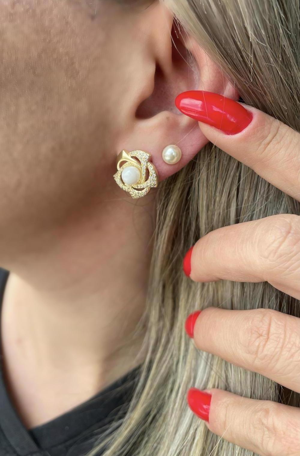 BRINCO FLOR CRAVEJADA COM PEROLA
